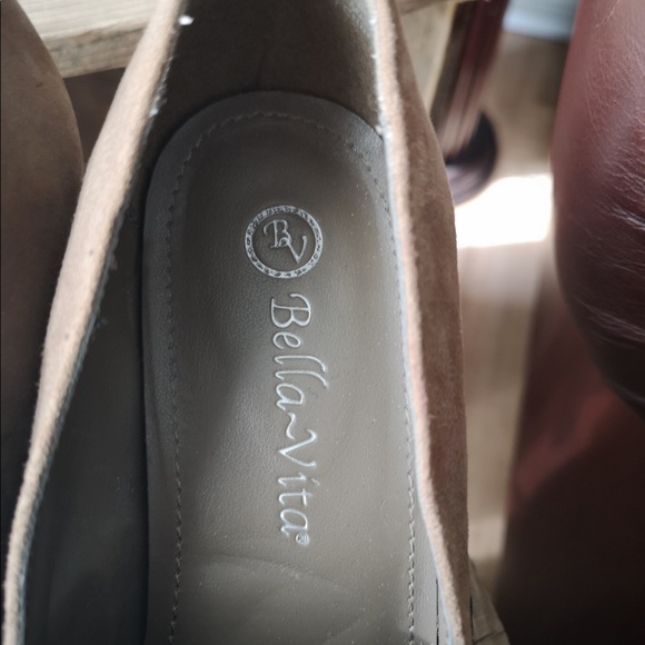 5/$25 Tan & black 3 1/2 in career pumps Bella-Vita - Picture 4 of 6